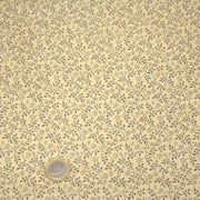 Tissu cotonnade BAMBURGH aux fines fleurs grises, fond crème - TissusPapi.com