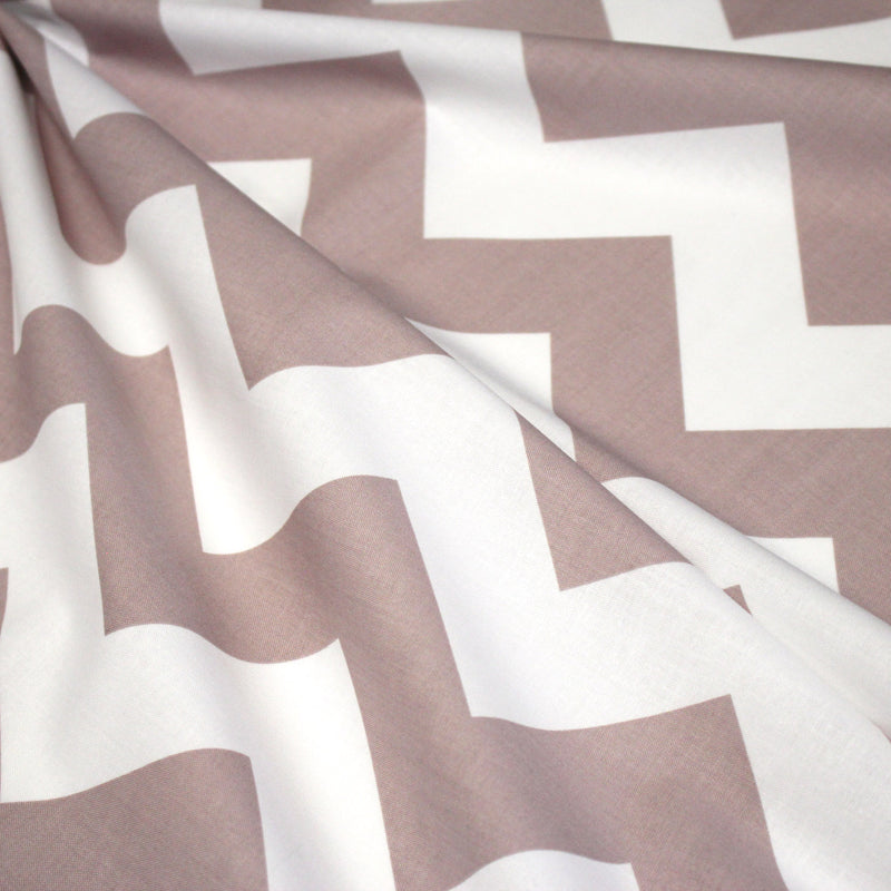 Tissu cotonnade, chevrons taupe clair et blancs - TissusPapi.com