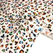 Tissu cotonnade blanc aux coeurs léopard multicolore, fond blanc casé - STANDARD 100 OEKO - TEX - TissusPapi.com
