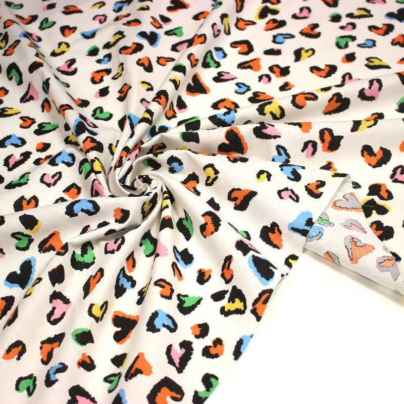Tissu cotonnade blanc aux coeurs léopard multicolore, fond blanc casé - STANDARD 100 OEKO - TEX - TissusPapi.com