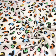 Tissu cotonnade blanc aux coeurs léopard multicolore, fond blanc casé - STANDARD 100 OEKO - TEX - TissusPapi.com