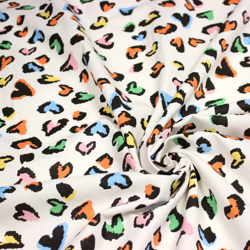 Tissu cotonnade blanc aux coeurs léopard multicolore, fond blanc casé - STANDARD 100 OEKO - TEX - TissusPapi.com