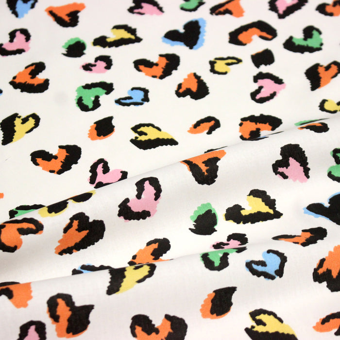 Tissu cotonnade blanc aux coeurs léopard multicolore, fond blanc casé - STANDARD 100 OEKO-TEX