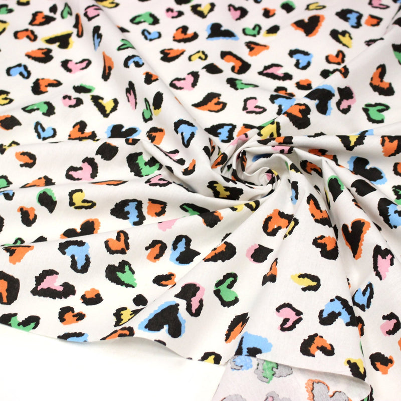 Tissu cotonnade blanc aux coeurs léopard multicolore, fond blanc casé - STANDARD 100 OEKO - TEX - TissusPapi.com