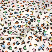 Tissu cotonnade blanc aux coeurs léopard multicolore, fond blanc casé - STANDARD 100 OEKO - TEX - TissusPapi.com
