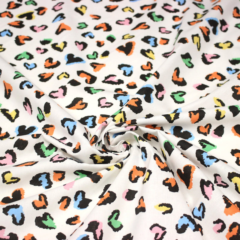Tissu cotonnade blanc aux coeurs léopard multicolore, fond blanc casé - STANDARD 100 OEKO - TEX - TissusPapi.com