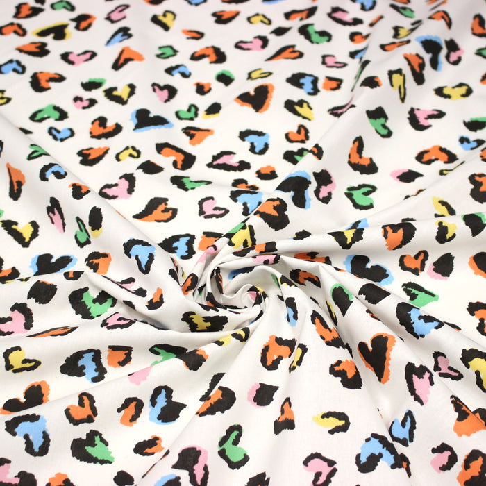 Tissu cotonnade blanc aux coeurs léopard multicolore, fond blanc casé - STANDARD 100 OEKO-TEX