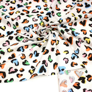 Tissu cotonnade blanc aux coeurs léopard multicolore, fond blanc casé - STANDARD 100 OEKO - TEX - TissusPapi.com