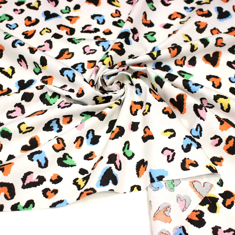 Tissu cotonnade blanc aux coeurs léopard multicolore, fond blanc casé - STANDARD 100 OEKO - TEX - TissusPapi.com