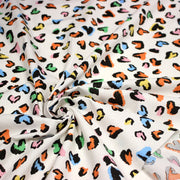 Tissu cotonnade blanc aux coeurs léopard multicolore, fond blanc casé - STANDARD 100 OEKO - TEX - TissusPapi.com
