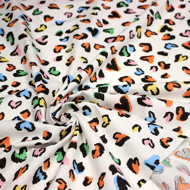 Tissu cotonnade blanc aux coeurs léopard multicolore, fond blanc casé - STANDARD 100 OEKO - TEX - TissusPapi.com