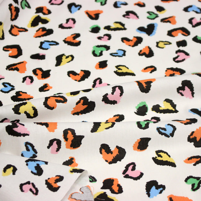 Tissu cotonnade blanc aux coeurs léopard multicolore, fond blanc casé - STANDARD 100 OEKO-TEX