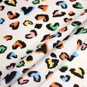 Tissu cotonnade blanc aux coeurs léopard multicolore, fond blanc casé - STANDARD 100 OEKO - TEX - TissusPapi.com