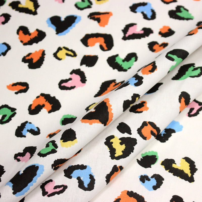 Tissu cotonnade blanc aux coeurs léopard multicolore, fond blanc casé - STANDARD 100 OEKO - TEX - TissusPapi.com