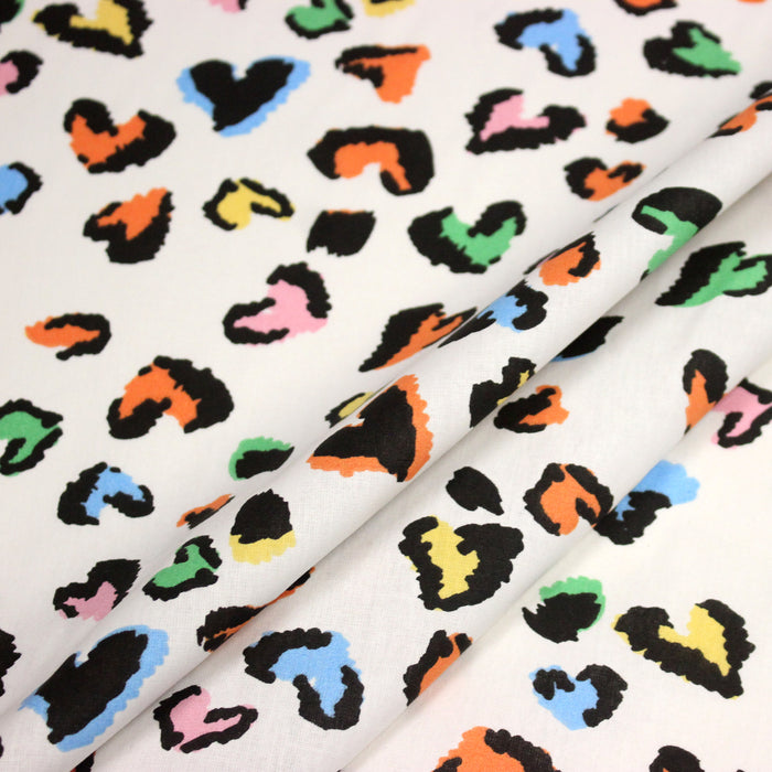 Tissu cotonnade blanc aux coeurs léopard multicolore, fond blanc casé - STANDARD 100 OEKO-TEX