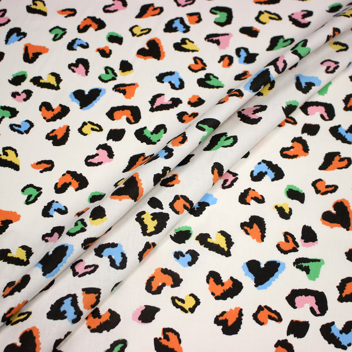 Tissu cotonnade blanc aux coeurs léopard multicolore, fond blanc casé - STANDARD 100 OEKO-TEX