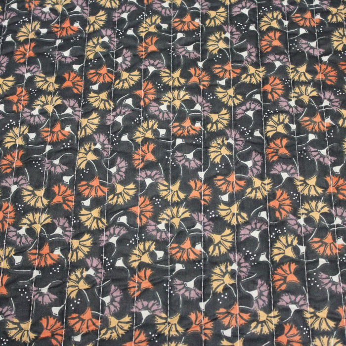 Tissu Matelassé coton motif KALAMKARI aux fleurs blanche, rouille et parmes, verso gris aux fleurs rouille, ocres, et parme - OEKO-TEX
