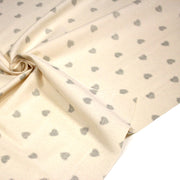 Tissu de coton de Noël scandinave aux coeurs gris, fond écru - TissusPapi.com