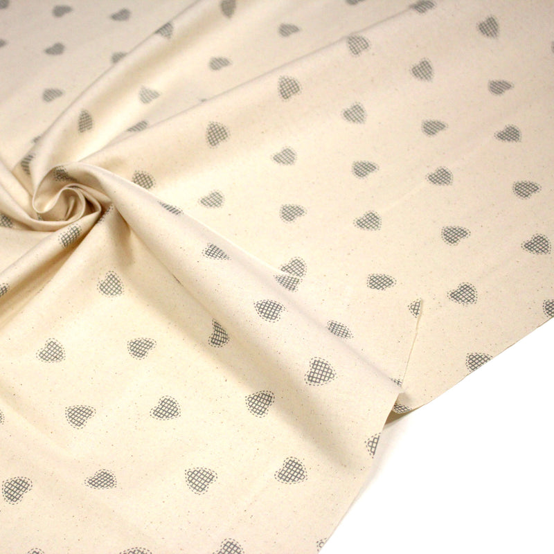 Tissu de coton de Noël scandinave aux coeurs gris, fond écru - TissusPapi.com