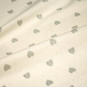 Tissu de coton de Noël scandinave aux coeurs gris, fond écru - TissusPapi.com