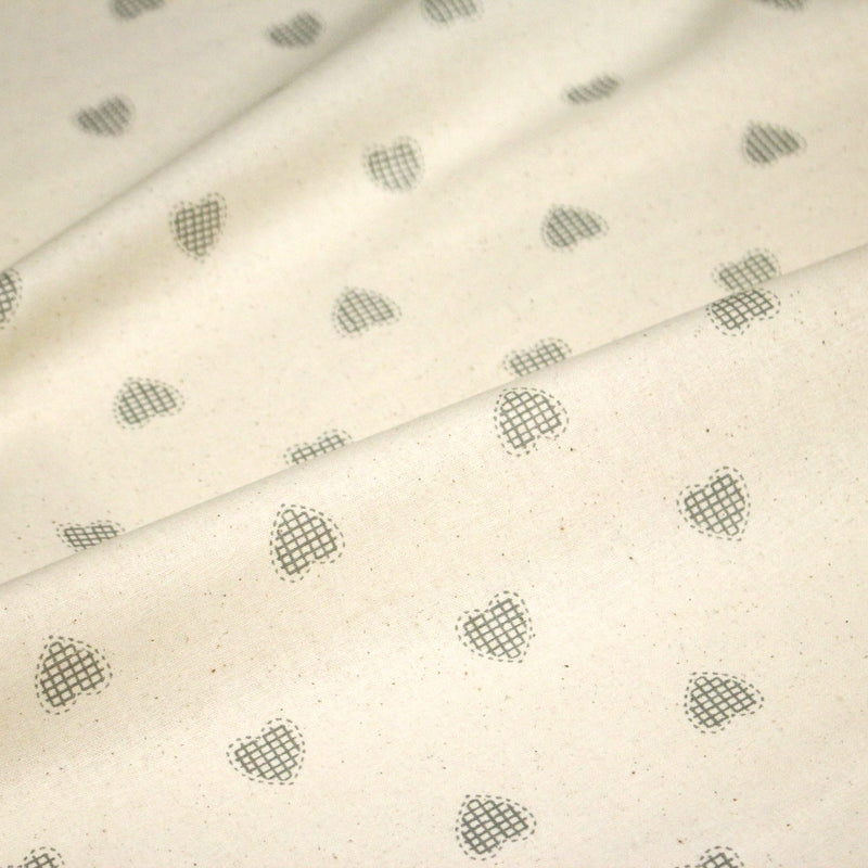 Tissu de coton de Noël scandinave aux coeurs gris, fond écru - TissusPapi.com