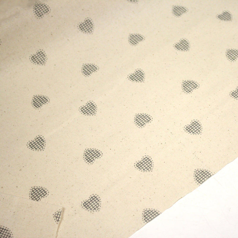 Tissu de coton de Noël scandinave aux coeurs gris, fond écru - TissusPapi.com