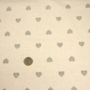 Tissu de coton de Noël scandinave aux coeurs gris, fond écru - TissusPapi.com