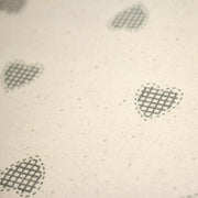 Tissu de coton de Noël scandinave aux coeurs gris, fond écru - TissusPapi.com