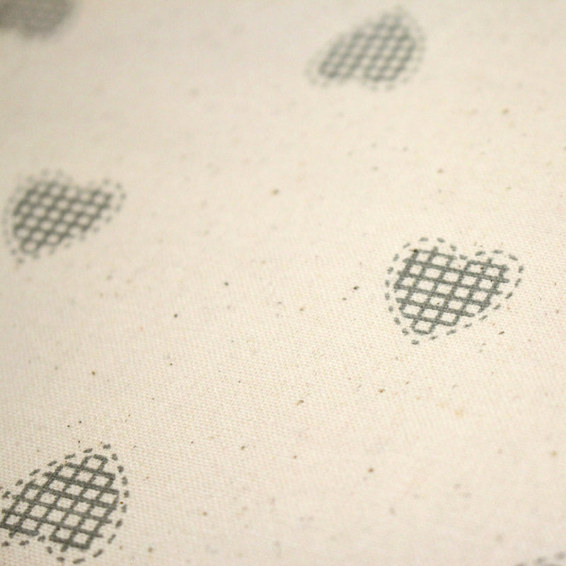 Tissu de coton de Noël scandinave aux coeurs gris, fond écru - TissusPapi.com