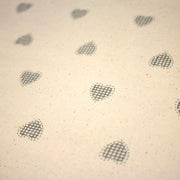 Tissu de coton de Noël scandinave aux coeurs gris, fond écru - TissusPapi.com