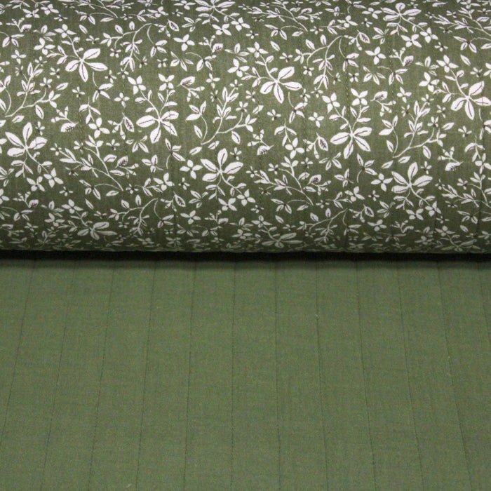 Tissu double gaze de coton matelassé motif fleuri blanc sur fond vert fougère, verso vert fougère uni - Oeko-Tex