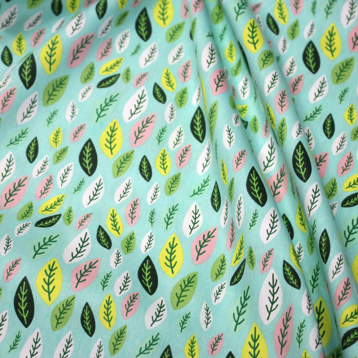 Tissu popeline coton vert aux feuilles vertes, jaunes, roses - TissusPapi.com