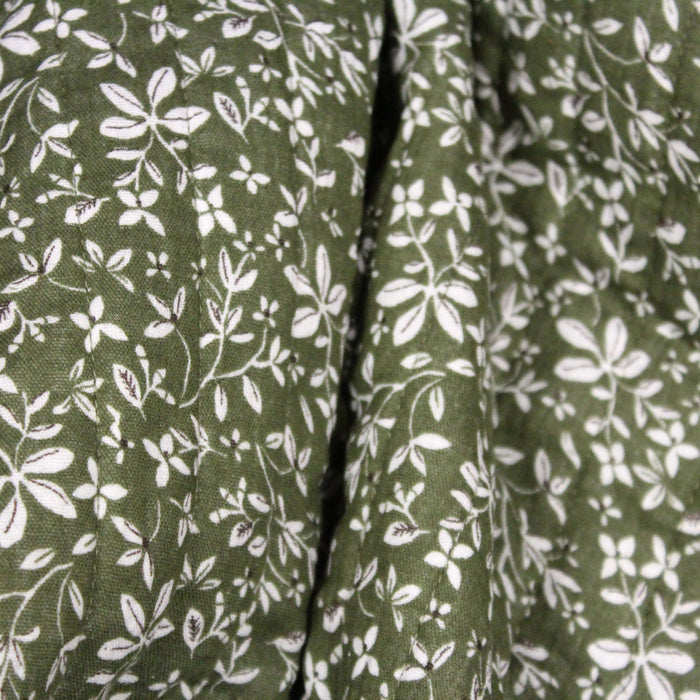 Tissu double gaze de coton matelassé motif fleuri blanc sur fond vert fougère, verso vert fougère uni - Oeko-Tex