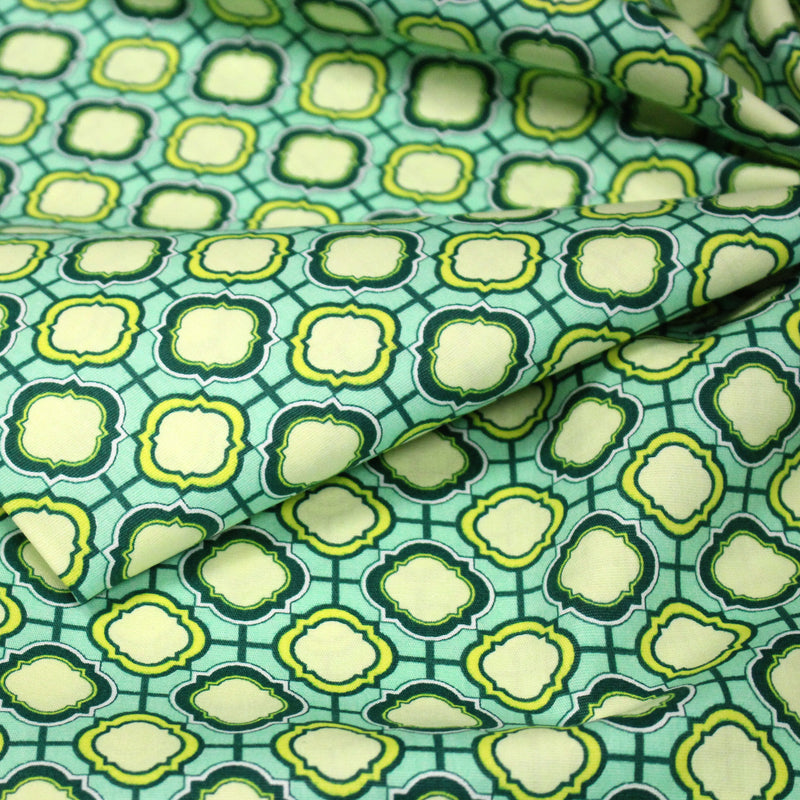 Tissu popeline coton vert aux formes géométriques vertes et jaunes - TissusPapi.com