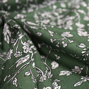 Tissu viscose fluide, fines fleurs blanches et noirs, fond ocre ou fond vert - TissusPapi.com