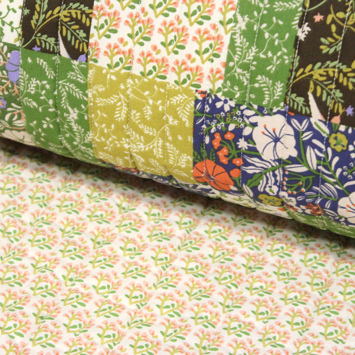 Tissu Matelassé coton au patchwork de motifs fleuris et verso fleuri écru - OEKO-TEX