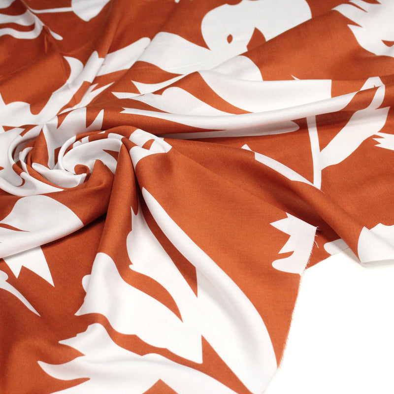 Tissu viscose fluide, grandes fleurs blanches, fond ocre ou fond vert prairie - TissusPapi.com