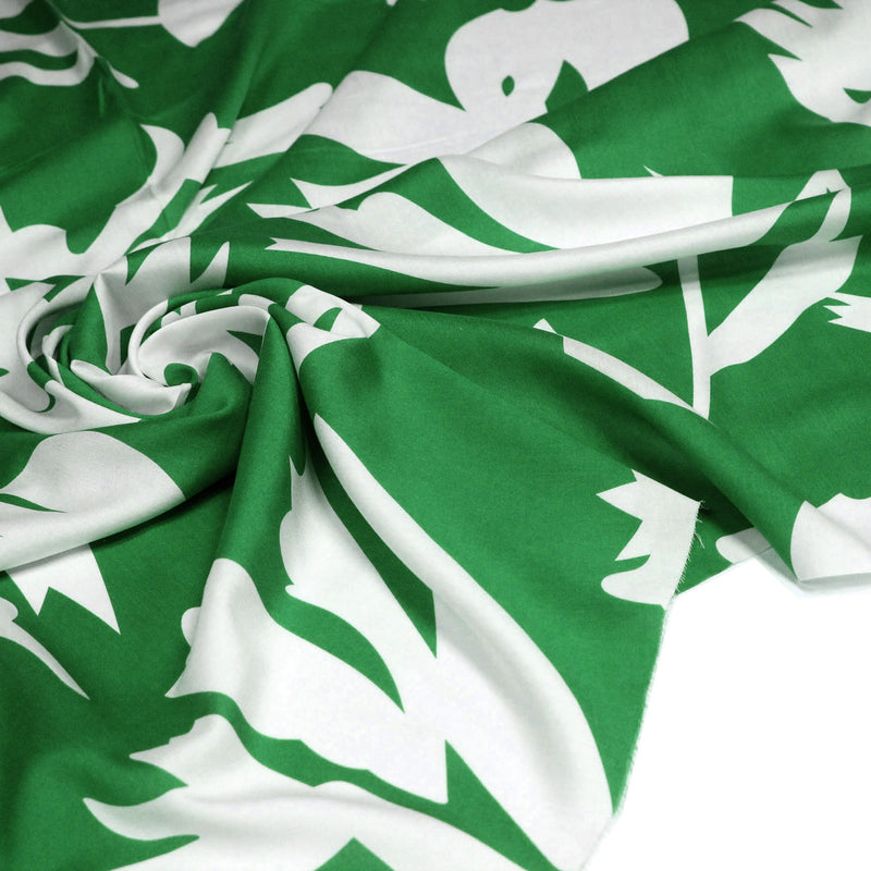 Tissu viscose fluide, grandes fleurs blanches, fond ocre ou fond vert prairie - TissusPapi.com