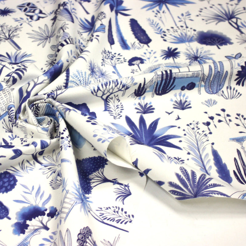 Tissu coton demi - natté TOILE DE JOUY MODERNE JARDIN MAJORELLE, tons blancs et bleus - TissusPapi.com