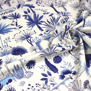 Tissu coton demi - natté TOILE DE JOUY MODERNE JARDIN MAJORELLE, tons blancs et bleus - TissusPapi.com