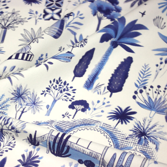 Tissu coton demi-natté TOILE DE JOUY MODERNE JARDIN MAJORELLE, tons blancs et bleus