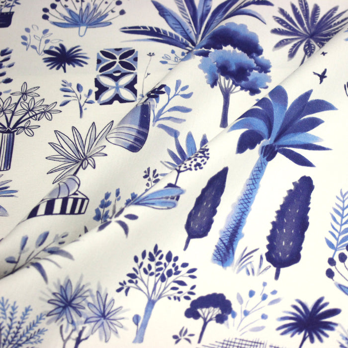 Tissu coton demi-natté TOILE DE JOUY MODERNE JARDIN MAJORELLE, tons blancs et bleus