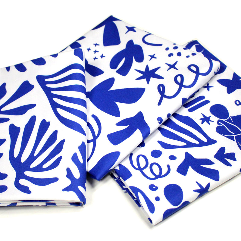 Tissu gabardine imprimée SILHOUETTE : trois motifs bleus et blancs - OEKO - TEX STANDARD 100 - TissusPapi.com