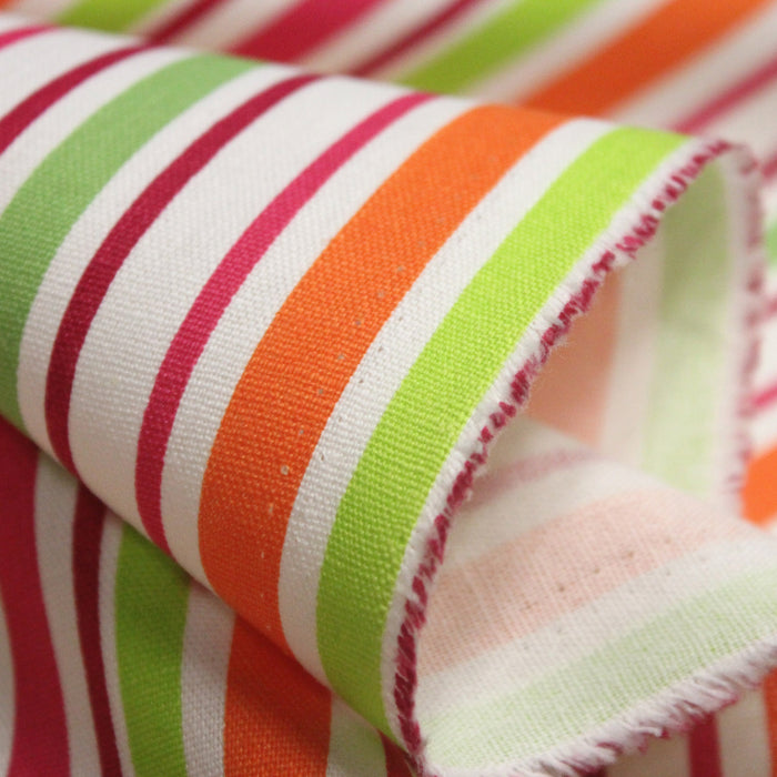 Tissu Bayadère de coton aux rayures oranges, rouges et roses, fond blanc