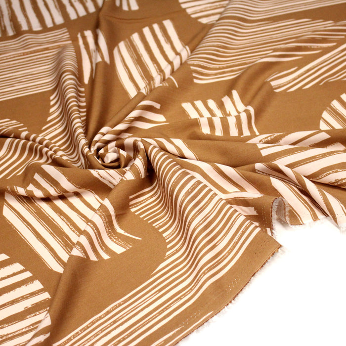 Tissu viscose fluide, motifs et traits géométriques écrus, fond ocre