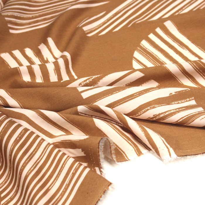 Tissu viscose fluide, motifs et traits géométriques écrus, fond ocre