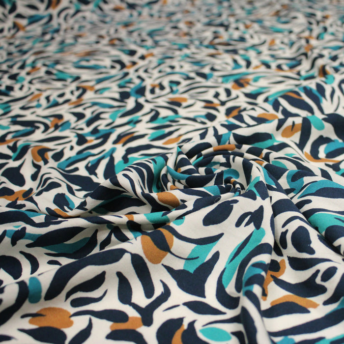 Tissu Viscose fluide au feuillage marine canard et ocre, fond écru - TissusPapi.com