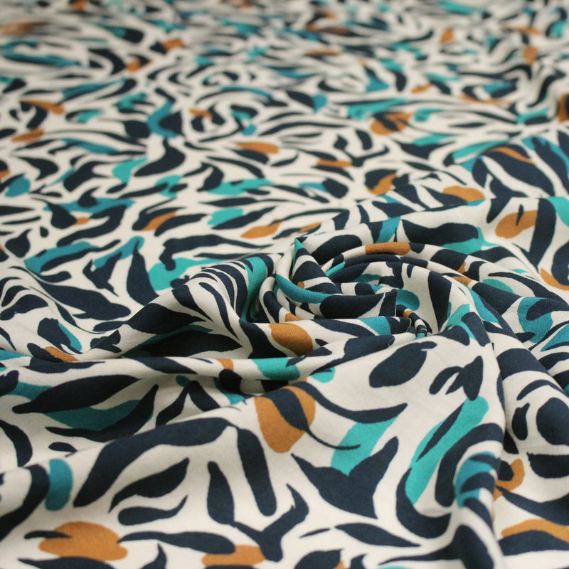 Tissu Viscose fluide au feuillage marine canard et ocre, fond écru - TissusPapi.com