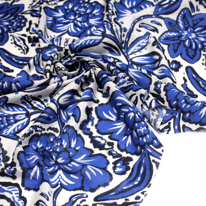 Tissu voile de coton imprimé INDIENNES écru aux fleurs bleues et marine - TissusPapi.com