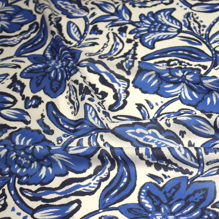 Tissu voile de coton imprimé INDIENNES écru aux fleurs bleues et marine - TissusPapi.com